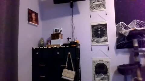 Snapshot of sexywhitebunny2001 chatting on 10-28-25, 03:32 Alyssa Rene online show from 10-28-25, 03:32