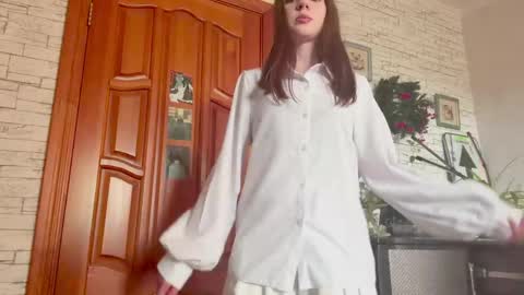 Snapshot of shannabamforth chatting on 05-23-26, 12:31 Elina online show from 05-23-26, 12:31
