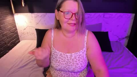 Shannon online show from 10-31-25, 01:56