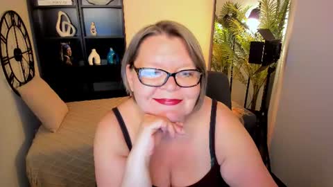 Snapshot of shannonshine chatting on 06-18-26, 01:37 Shannon online show from 06-18-26, 01:37