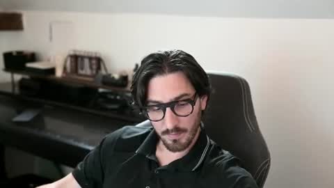 Snapshot of shape80 chatting on 06-12-26, 05:23 frenchy boy online show from 06-12-26, 05:23