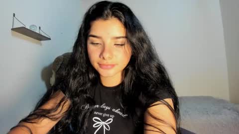 Snapshot of shara_jones chatting on 09-17-25, 05:42 Sara online show from 09-17-25, 05:42