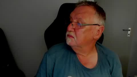 Snapshot of sharlots_pet chatting on 08-03-26, 01:27 sharlots_pet online show from 08-03-26, 01:27
