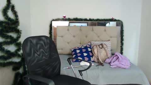 Snapshot of sharlotte__jones chatting on 12-18-24, 09:18 Sara online show from 12-18-24, 09:18