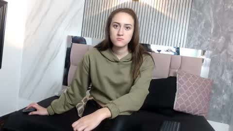 Snapshot of sharlotte__jones chatting on 02-02-26, 02:05 Sara online show from 02-02-26, 02:05