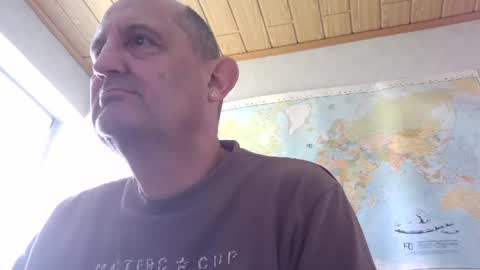 Snapshot of sharpshoder chatting on 05-09-26, 10:42 Peter online show from 05-09-26, 10:42