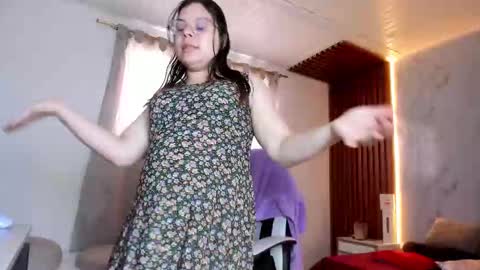 Snapshot of shasha_bloom chatting on 09-28-25, 02:44 SASHA BLOOM online show from 09-28-25, 02:44