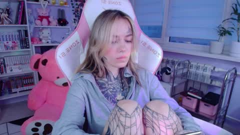 Snapshot of shaydaanka chatting on 11-29-25, 01:03 Katrin online show from 11-29-25, 01:03