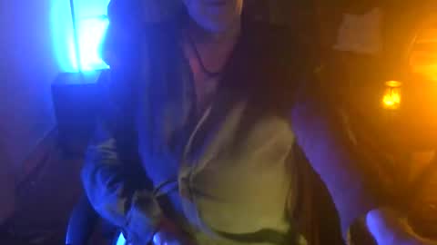 Snapshot of shecarol chatting on 10-25-25, 11:43 SheCarol online show from 10-25-25, 11:43