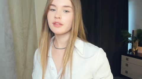 Snapshot of sheenaeast chatting on 12-23-24, 09:59 Violet online show from 12-23-24, 09:59