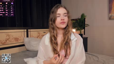 Snapshot of sheenaeast chatting on 01-07-25, 12:31 Violet online show from 01-07-25, 12:31