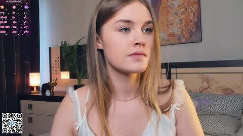 Snapshot of sheenaeast chatting on 01-22-25, 10:18 Violet online show from 01-22-25, 10:18