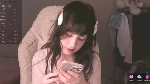 Snapshot of sheeny_shy chatting on 11-28-25, 03:25 Chiara online show from 11-28-25, 03:25