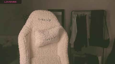 Snapshot of sheeny_shy chatting on 04-27-26, 05:33 Chiara online show from 04-27-26, 05:33
