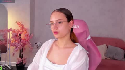 Snapshot of shei1a_shy chatting on 06-16-26, 11:02 Amely online show from 06-16-26, 11:02