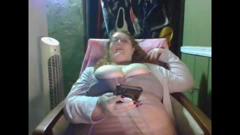 Snapshot of shelbyannn chatting on 05-19-26, 01:33 Red online show from 05-19-26, 01:33