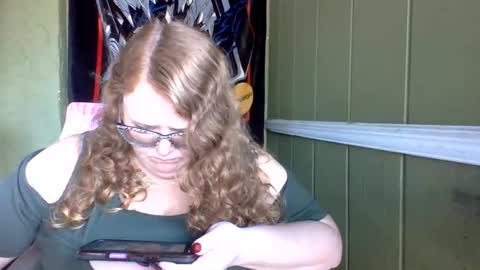 Snapshot of shelbyannn chatting on 05-19-26, 01:39 Red online show from 05-19-26, 01:39