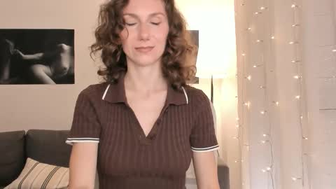 Snapshot of shesleepsnaked chatting on 04-14-26, 04:35 shesleepsnaked online show from 04-14-26, 04:35