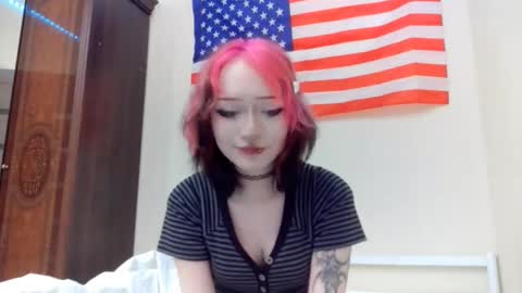 Snapshot of shirleyboulet chatting on 02-25-26, 08:40 Luna online show from 02-25-26, 08:40