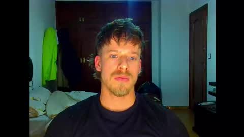 Snapshot of shirtless_dj chatting on 12-18-25, 02:39 Cick Goreskin online show from 12-18-25, 02:39