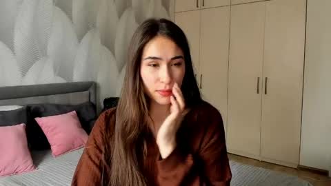 Mika online show from 04-15-26, 02:40