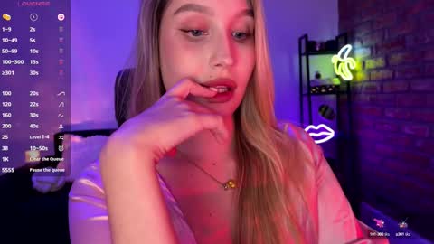 Snapshot of shy_bee chatting on 09-27-25, 12:15 Alice online show from 09-27-25, 12:15