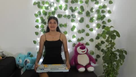 Snapshot of shy_brunnette chatting on 05-14-26, 01:51 Canela online show from 05-14-26, 01:51