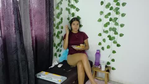 Snapshot of shy_brunnette chatting on 06-06-26, 03:39 Canela online show from 06-06-26, 03:39