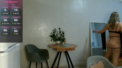 Snapshot of siberian_girl_ chatting on 10-25-25, 01:13 Eva online show from 10-25-25, 01:13