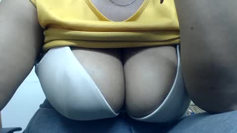 Snapshot of siblley chatting on 02-05-25, 06:37 sara online show from 02-05-25, 06:37