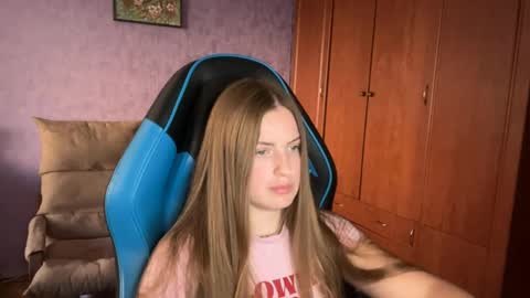 Snapshot of silksinner_ chatting on 06-04-26, 04:24 Erica online show from 06-04-26, 04:24