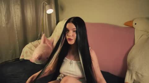 Snapshot of silkyfin chatting on 12-15-25, 04:33 Nixie online show from 12-15-25, 04:33