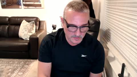 Snapshot of silveroli187 chatting on 09-29-25, 04:01 silveroli187 online show from 09-29-25, 04:01