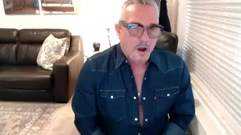 Snapshot of silveroli187 chatting on 11-11-25, 04:18 silveroli187 online show from 11-11-25, 04:18