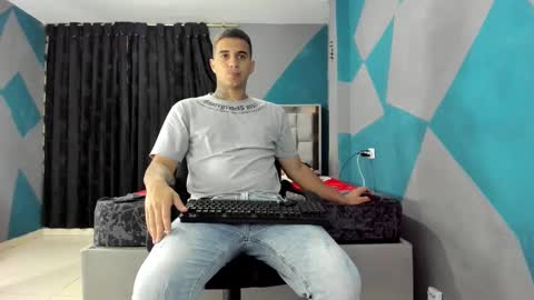 Snapshot of simonkeler chatting on 02-19-25, 09:14 SIMON KELER online show from 02-19-25, 09:14