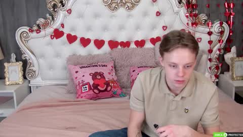 Snapshot of simonwarner chatting on 02-14-26, 06:26 Simon online show from 02-14-26, 06:26