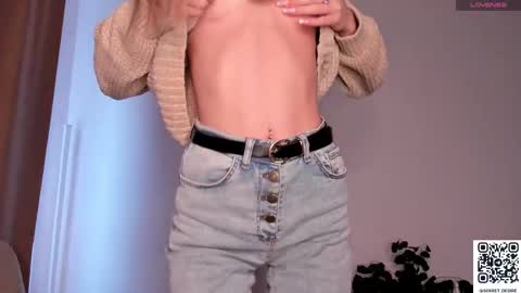 Snapshot of sincere_shyness chatting on 09-18-25, 11:23 Naomi online show from 09-18-25, 11:23