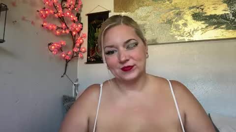 Snapshot of singlesexymom chatting on 05-20-26, 05:30 singlesexymom online show from 05-20-26, 05:30