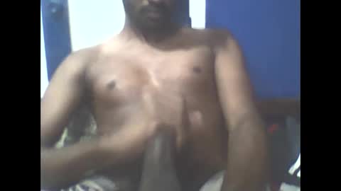 Snapshot of singletamilblackboy chatting on 12-12-24, 05:37 singletamilblackboy online show from 12-12-24, 05:37