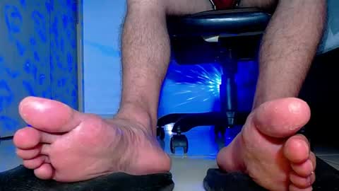 only foot                         worshipers here online show from 09-12-25, 01:06