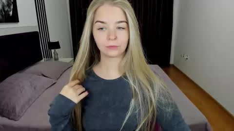 SirenaBloom online show from 10-27-25, 05:33