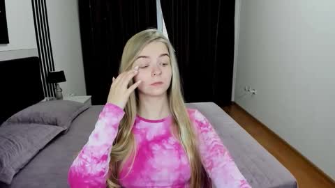 SirenaBloom online show from 11-18-25, 09:36