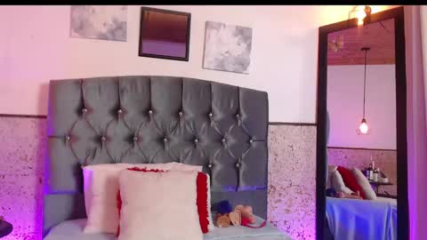 Elizabeth online show from 01-02-25, 01:49