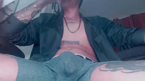 Snapshot of skateboy444 chatting on 05-11-26, 07:36 king online show from 05-11-26, 07:36