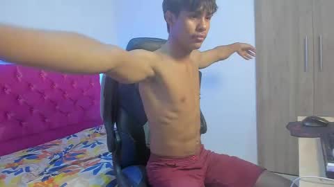 Snapshot of skinny_sam23 chatting on 04-24-26, 04:04 sam online show from 04-24-26, 04:04