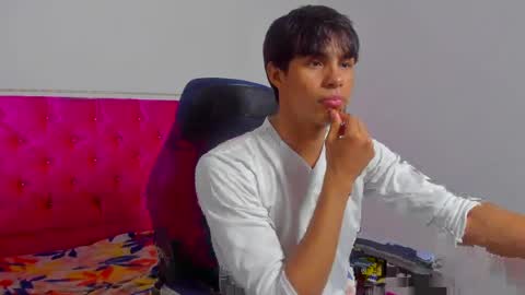 Snapshot of skinny_sam23 chatting on 05-10-26, 05:01 sam online show from 05-10-26, 05:01