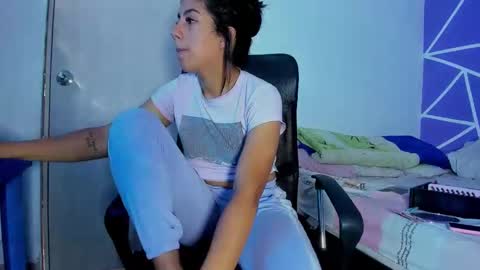 Snapshot of skinnyanai chatting on 11-11-25, 01:33 anai online show from 11-11-25, 01:33