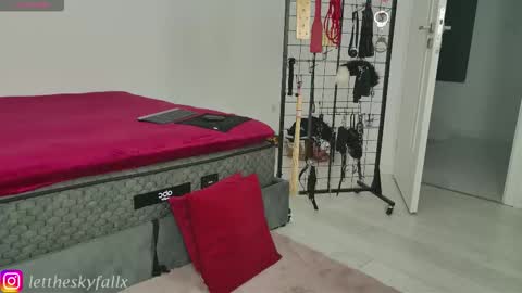 Snapshot of sky011fall chatting on 10-10-25, 10:09 Eliza online show from 10-10-25, 10:09