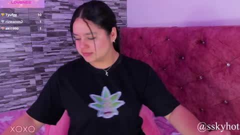 Snapshot of skyhotgirl chatting on 01-11-25, 10:18 Sky online show from 01-11-25, 10:18