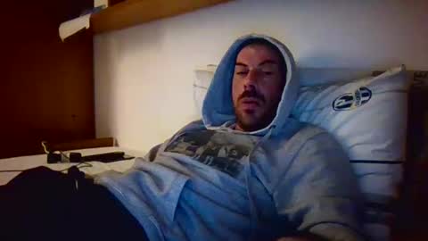 Snapshot of slevin1983 chatting on 12-31-24, 12:21 slevin online show from 12-31-24, 12:21